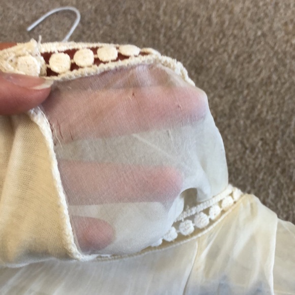 Piazza Del Tempio | 100% Silk Embroidered Italian Blouse - Picture 11 of 13